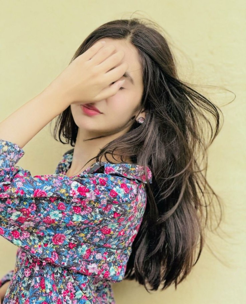 New Stylish Instagram DP for Girls